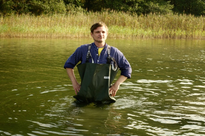 Am 24. November neu im rbb: "Herr Lukas macht Ernst" - Schauspieler Florian Lukas unterwegs zu den Seen Brandenburgs
