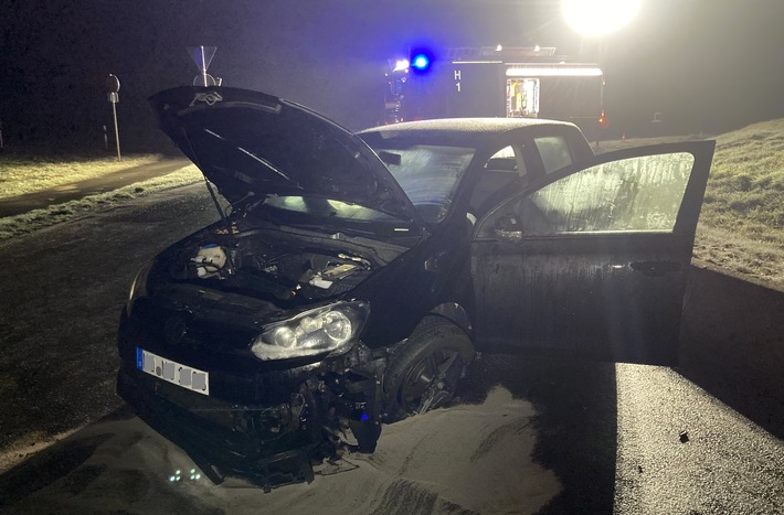 FW Moers: Auto prallt gegen Betonkante in Kreisverkehr / 1 Verletzte Person