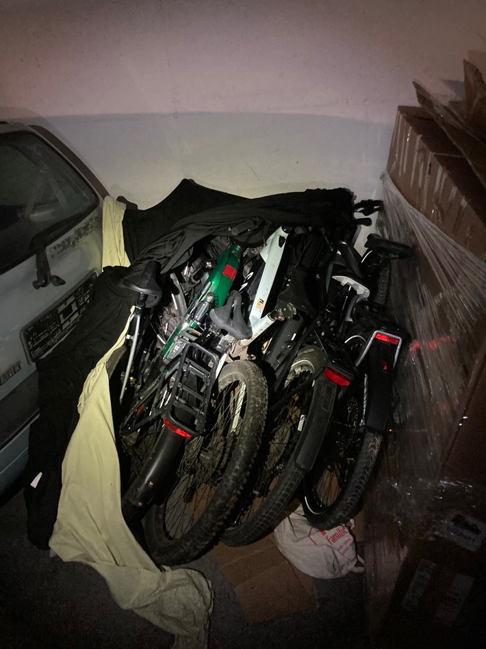 POL-D: Heerdt - Tatverdächtiger nach Einbruchserie festgenommen - Bei Durchsuchung mehrere Fahrräder aufgefunden - Ermittlungen dauern an