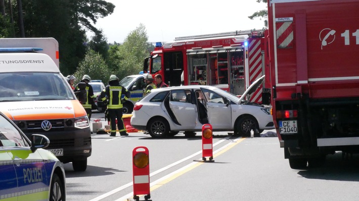 FW Celle: Verkehrsunfall auf der B3 - Zusammenstoß zwischen Motorrad und PKW