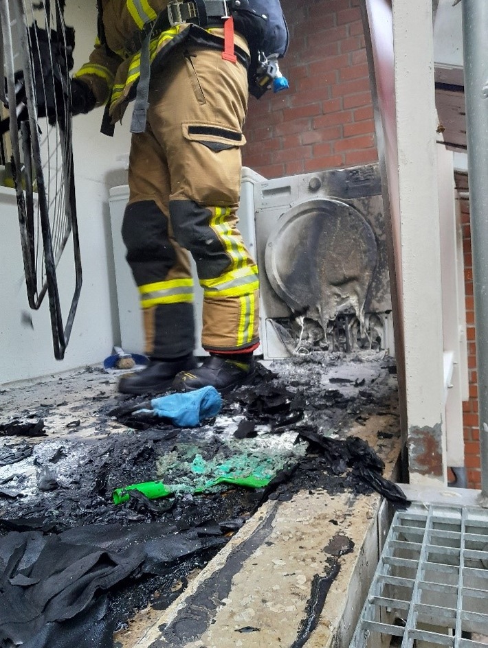 FW Bremerhaven: Trockner und Wäscheständer in Flammen