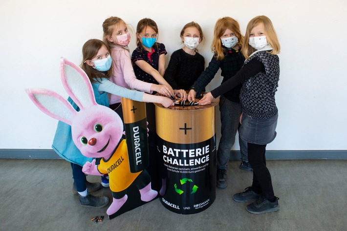 Erfolgreicher Abschluss der Batterie-Sammelaktion von Duracell: Schülerinnen und Schüler setzen auf Recycling und sammeln 150 Tonnen leere Batterien