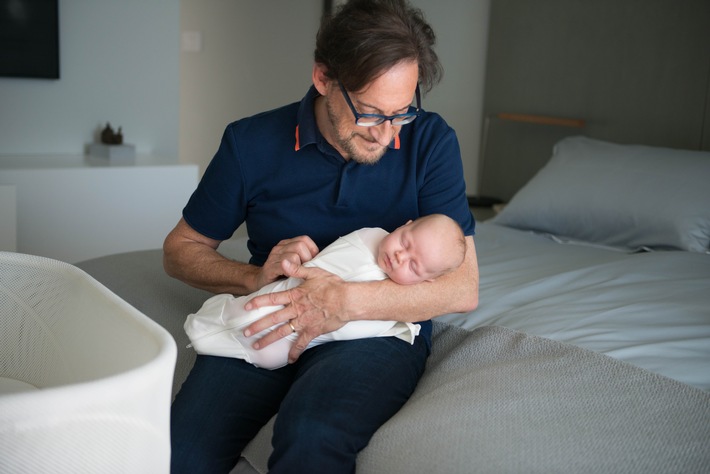 Famous US pediatrician dr.  Harvey Karp reveals / How parents can use the 5S method to calm their baby