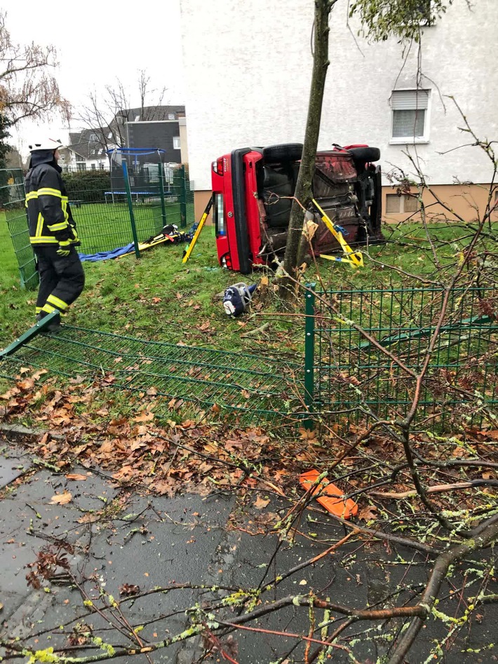 POL-REK: 221219-1: Auto durchbricht Zaun und kollidiert mit Baum
