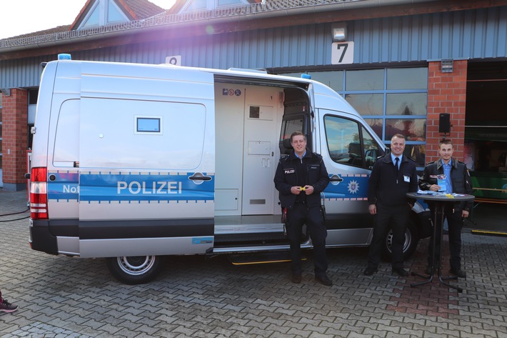 POL-WE: Zu Gast bei den "Nachbarn" - Polizei beim Tag der offenen Tür der Feuerwehr
