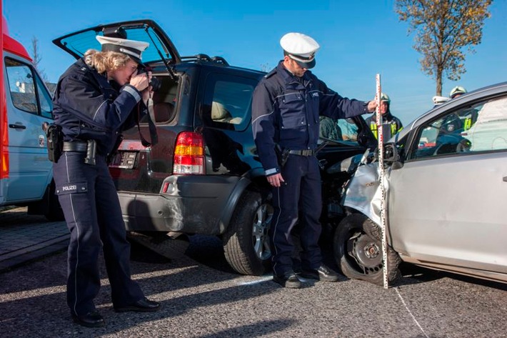 POL-ME: Drei Fahrzeuge bei Verkehrsunfall beschädigt - Hilden - 2111051