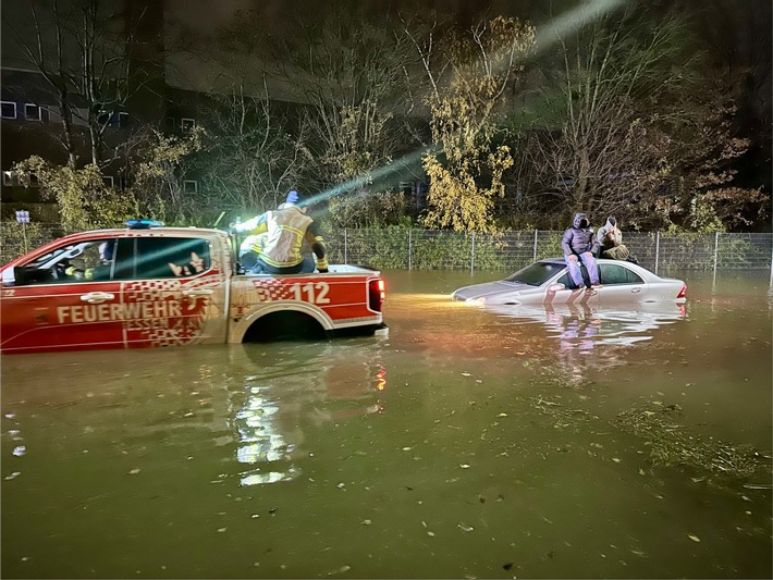 FW-E: Überflutete Senke stoppt Limousine - Feuerwehr im Einsatz am Hafenstadion