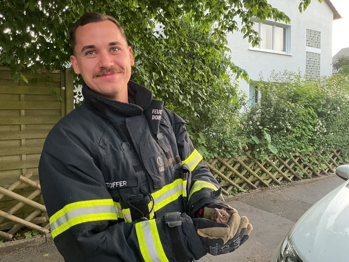 FW-DO: Feuerwehr befreit Küken aus Kanalschacht