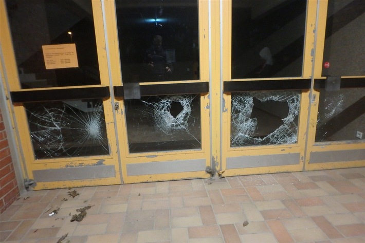 POL-EN: Ennepetal- Scheiben am Reichenbachgymnasium beschädigt