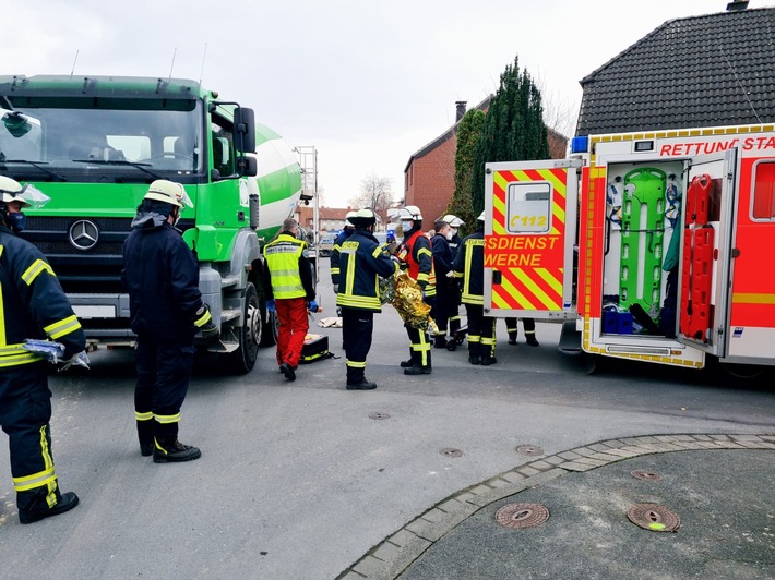 FW-WRN: TH_PERSON_KLEMMT - LZ1 - Person von LKW überfahren, Person liegt noch unter dem LKW