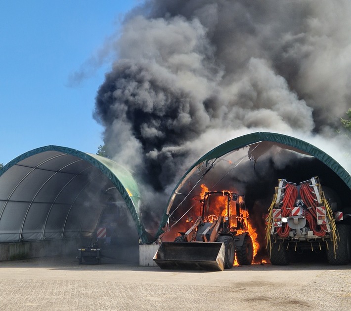POL-DEL: Landkreis Oldenburg: Brand in Maschinenhalle in Hude ++ zwei Radlader komplett zerstört ++ Ermittlungen zur Brandursache dauern an