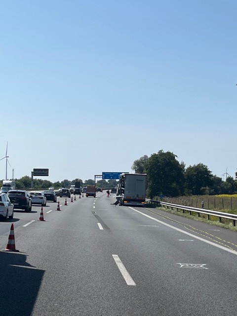 POL-ROW: ++ A1: Mann wird von Lkw erfasst und verstirbt noch an der Unfallstelle ++