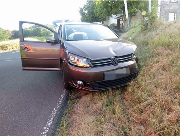 POL-ME: Korrekturmeldung zu &quot;Zusammenstoß im Kreuzungsbereich - fünf Fahrzeuginsassen leicht verletzt&quot; - Velbert - 2207095