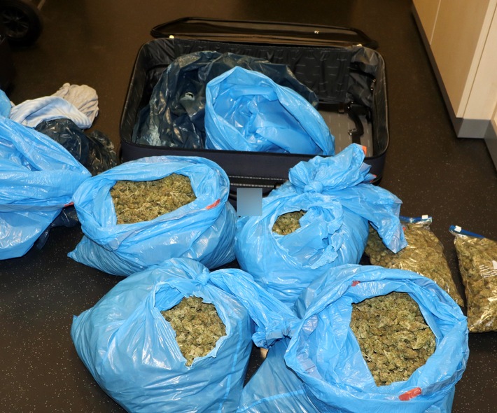 POL-MG: Koffer voll mit Marihuana - Mutmaßlicher Drogendealer in U-Haft