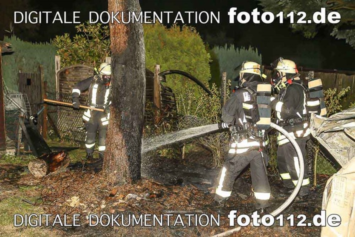 FW-DO: 14.10.2016 - Feuer in Lütgendortmund,
Geräteschuppen durch Feuer zerstört