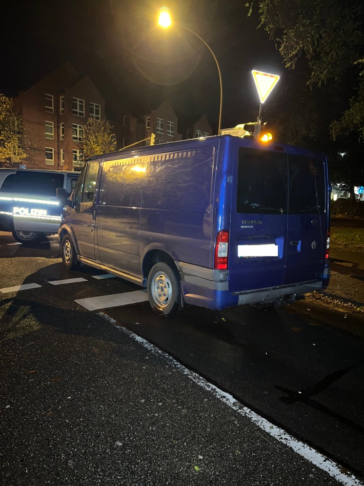 POL-SE: Bönningstedt - Alkoholisiert am Steuer: Polizei weckt Fahrer an Ampel