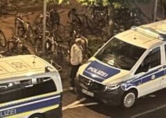 BPOL-FL: NMS - Mann pinkelt gegen Dienst KFZ und flüchtet