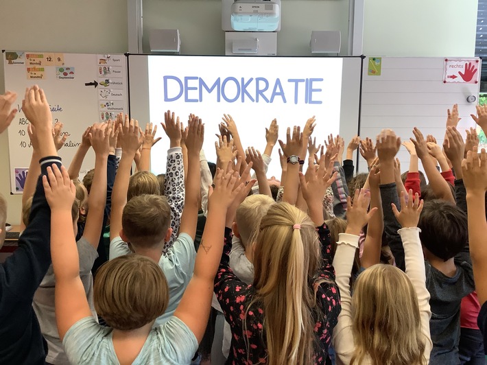 Zum Internationalen Tag der Demokratie am 15. September: Grundschüler lernen bundesweit Demokratie mit der Wahl-App von VoteBase