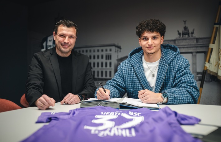 Burak Özkanlı erhält Profivertrag