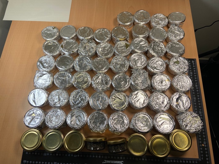 HZA-P: Potsdamer Zoll entdeckt bei der Einreise am Flughafen BER 60 Gläser Kaviar im Gepäck einer Reisenden / Nun drohen rechtliche Konsequenzen