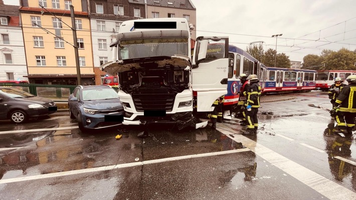 FW-DO: Verkehrsunfall zwischen Straßenbahn und Sattelauflieger auf großer Kreuzung
