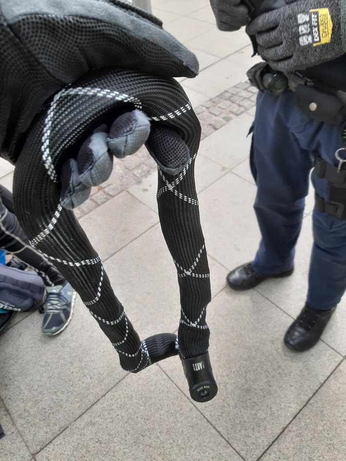 BPOL-KI: Fotos einer Frau gemacht und anschließend mit Fahrradschloss bedroht