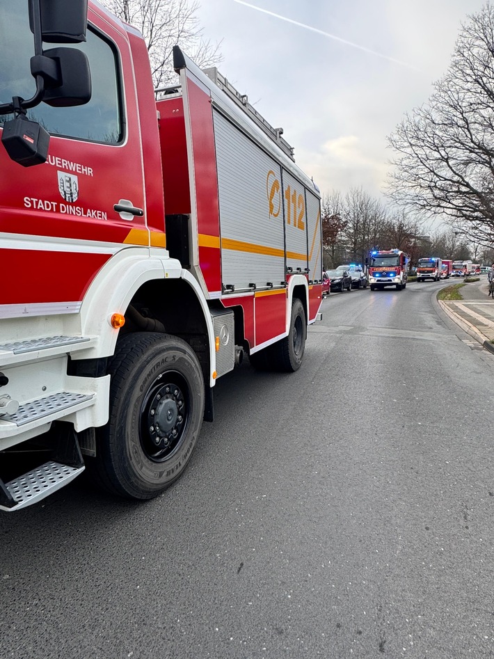 FW Dinslaken: Gemeldeter Zimmerbrand an der Kurt-Schuhmacher Straße