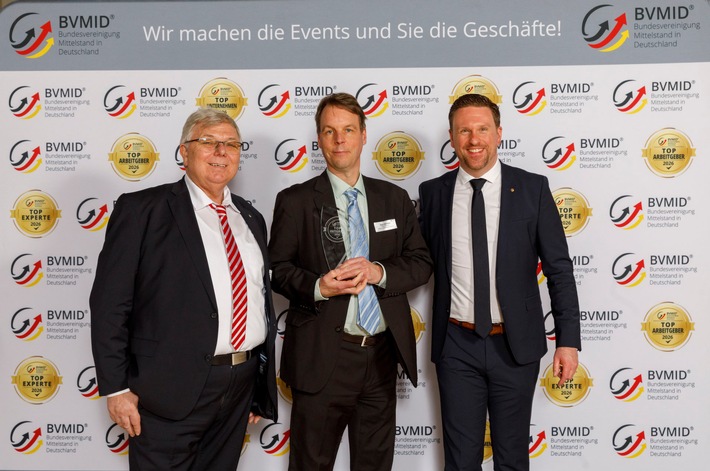 v.l.: Kajetan Brandstätter (Präsident BVMID), TOP INTERIM Paul Stricker, Stefan Bronder (Vorstand BVMID) / Weiterer Text über ots und www.presseportal.de/nr/172454 / Die Verwendung dieses Bildes für redaktionelle Zwecke ist unter Beachtung aller mitgeteilten Nutzungsbedingungen zulässig und dann auch honorarfrei. Veröffentlichung ausschließlich mit Bildrechte-Hinweis.