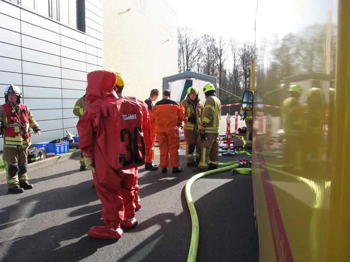 FW Ratingen: Ratingen-Lintorf, 15.02.2020, 11.20 Uhr, Gefahrgutaustritt aus Paket.