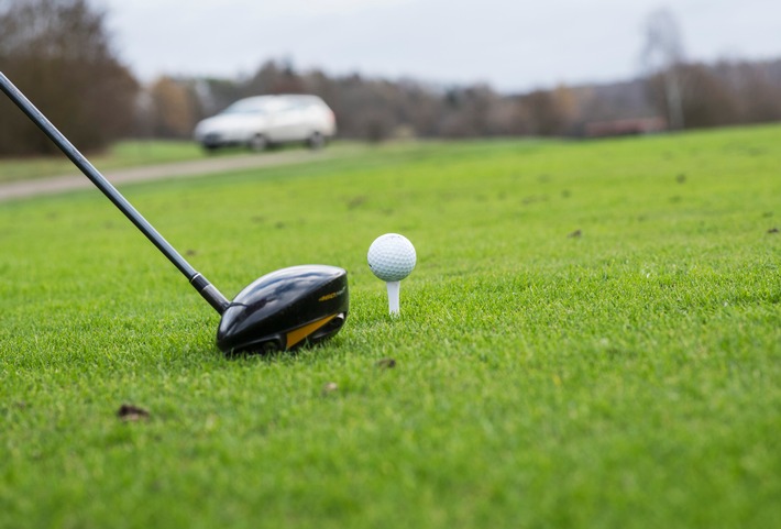 Wann muss Golfer zahlen? / Ungewöhnliche Flugbahn: Golfball trifft Heckscheibe - ohne Verschulden keine Haftung