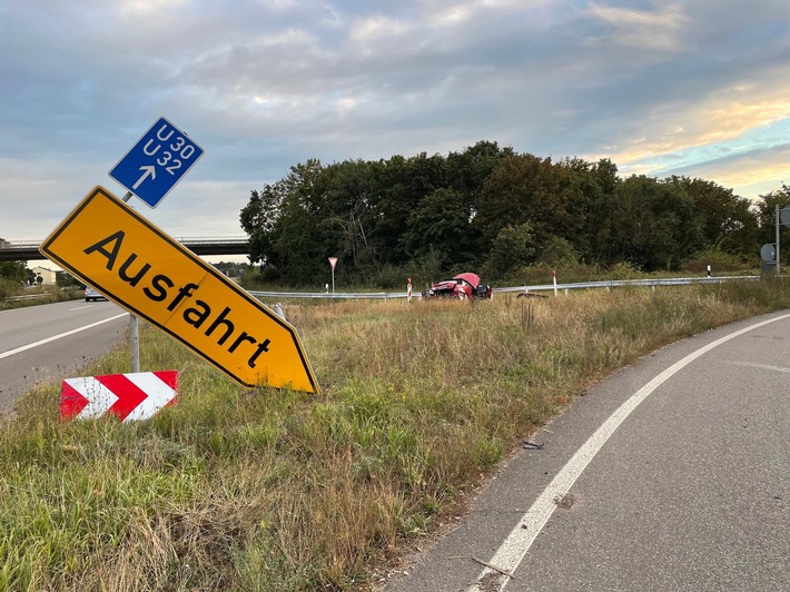 POL-PDNW: Verkehrsunfall mit 2 Leichtverletzten und hohem Sachschaden,