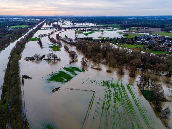 FW Hünxe: Folgemeldung zum Hochwasser, vier gekenterte Personen, drei Rettungshubschrauber im Einsatz