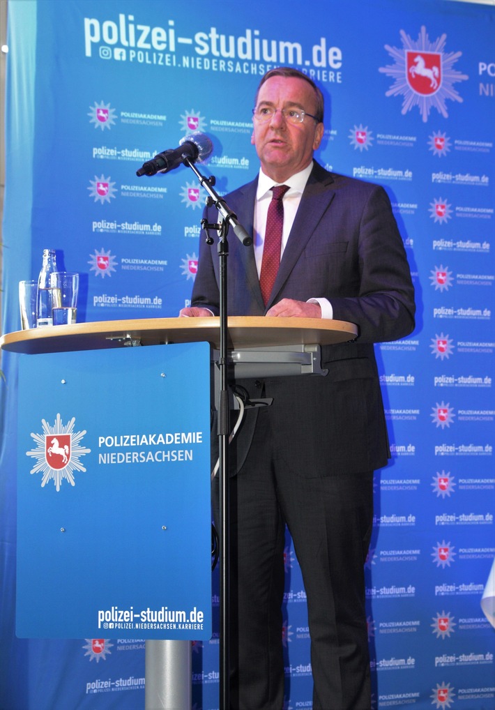 POL-AK NI: Minister Boris Pistorius und der Landespolizeipräsident Axel Brockmann begrüßen Führungsnachwuchs; Polizei Niedersachsen freut sich über erfolgreiche Masterabschlüsse
