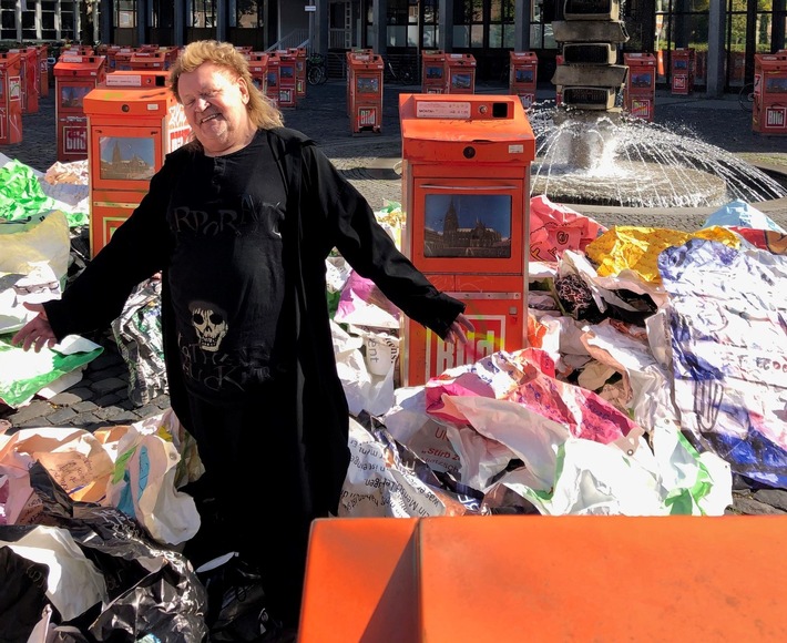 Lichtblick in Corono-Krise - Kunst hilft Obdachlosen: Benefiz-Kunstausstelllung HA SCHULT Skulpturen "BILD-Boxes" im Ruhrgebiet