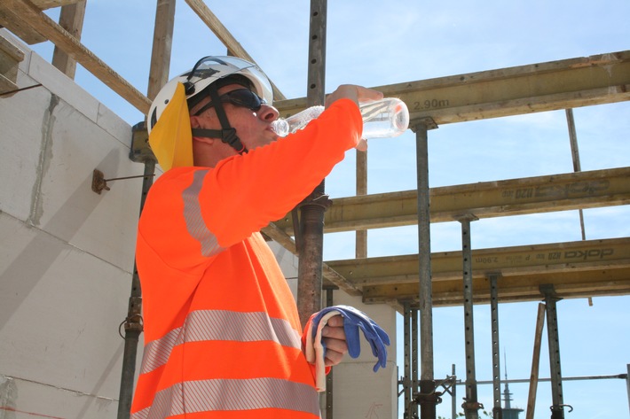 BG BAU rät zur Vorsicht bei Hitze - Wer im Freien arbeitet, sollte sich schützen