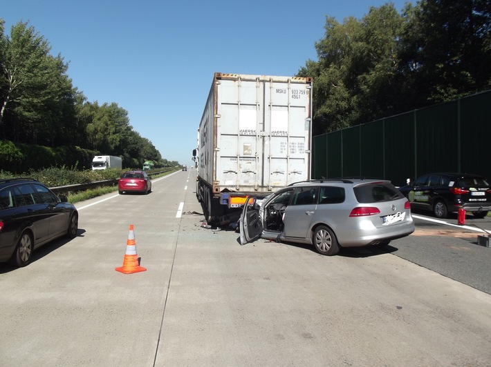 POL-CUX: Verkehrsunfall zwischen PKW und Sattelzug auf der Bundesautobahn 27