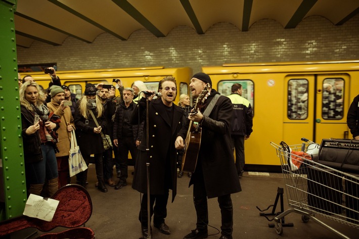 U2 in Berlin! Bono + The Edge fahren mit der U-Bahnlinie U2 + Performen live SONGS OF EXPERIENCE