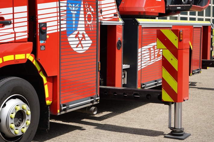 FW-OB: Feuer in Lagerhalle - Einsatz dauert an