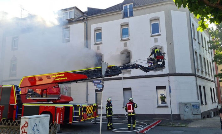 FW-DO: Drei Personen bei Wohnungsbrand aus Gebäude gerettet // Wohnungsinhaberin erleidet schwere Rauchgasvergiftung