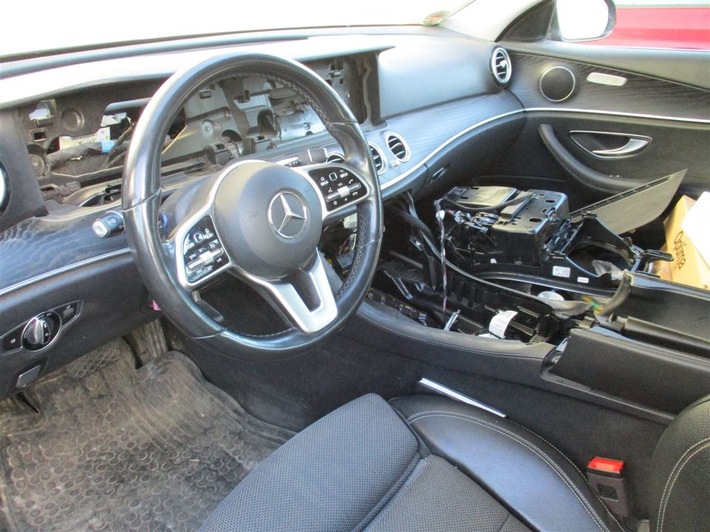 POL-RBK: Odenthal - Mercedes vor Haustür aufgebrochen