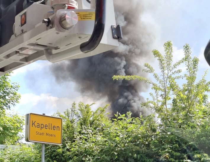FW Moers: Werkstatthalle und Kleintransporter brennen in Moers-Kapellen