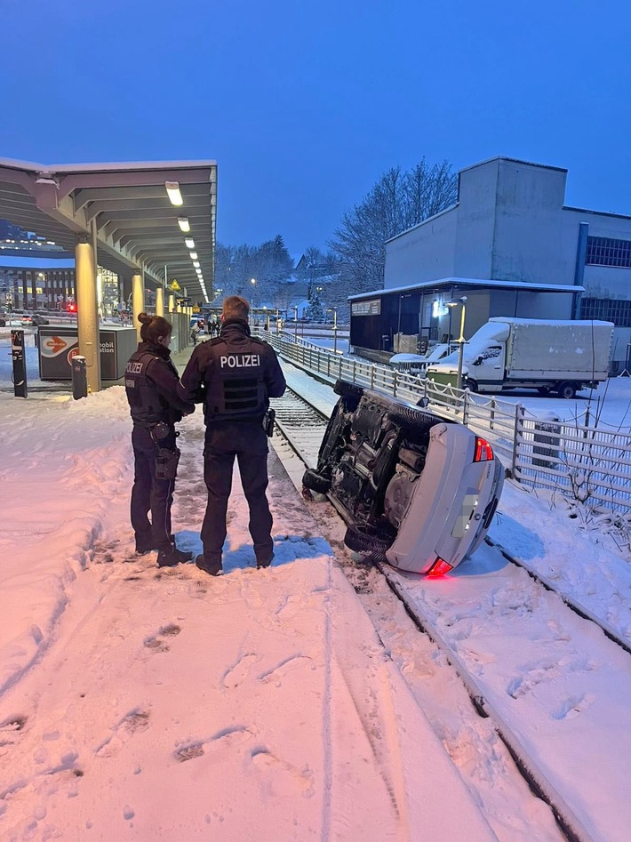 POL-MK: Erste Schneebilanz: Fünf Verletzte und PKW im Bahngleis