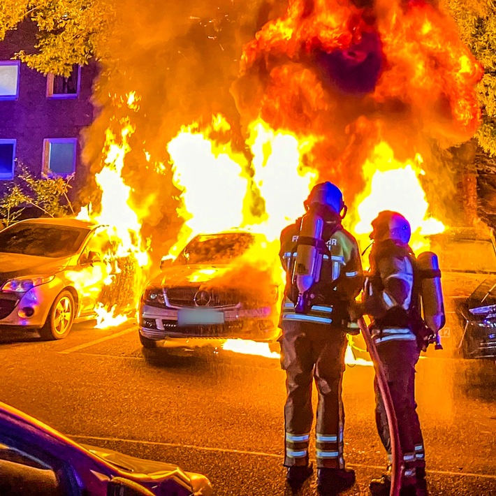 FW Dresden: PKW-Brand breitet sich aus