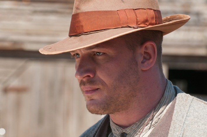 "Jetzt wären Superhelden gefragt" Tom Hardy im TELE 5-Interview und in "Lawless" am Freitag, 27. März 2020, 20:15 Uhr