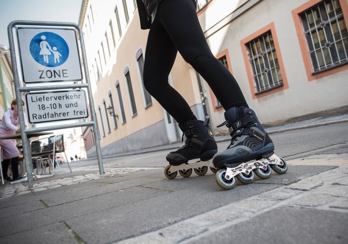 Skaten: Vorsicht ist besser als Nachsicht / Inlineskater gehören zu den Fußgängern - in der Regel müssen sie mit Schrittgeschwindigkeit auf Bürgersteigen fahren