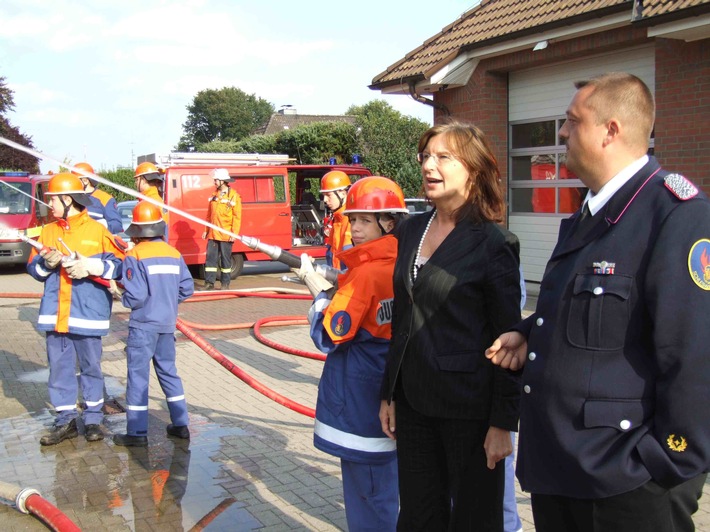 FW-LFVSH: Jugendministerin Trauernicht lobt Jugendfeuerwehren