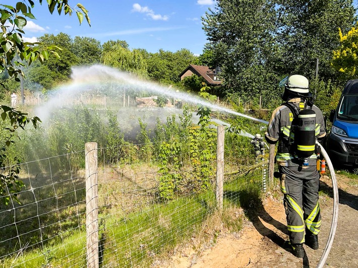 FW Bocholt: Vegetationsbrand am Radweg - Feuerwehr verhindert Ausbreitung