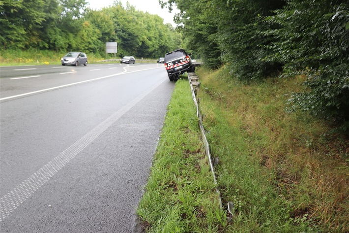 POL-HX: Fahrzeug kommt auf Leitplanke zum Stillstand - Fahrer leicht verletzt
