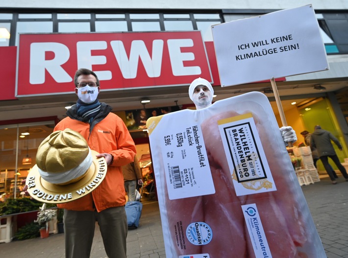 foodwatch_Windbeutel_2021_Verleihung_Aktionsfoto.JPG