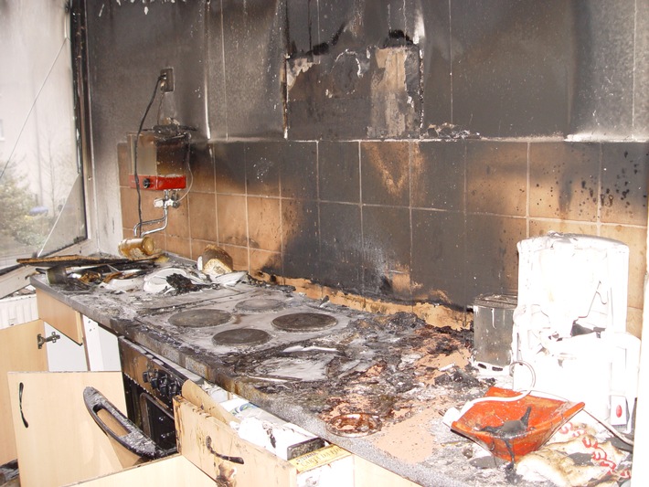 FW-E: eingeschalteter Elektroherd verursacht Küchenbrand